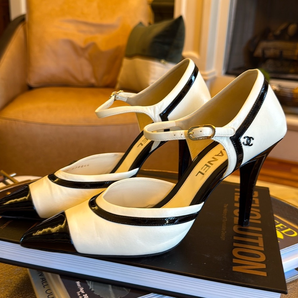 CHANEL LAMBSKIN PATENT HEELS -RARE Size 39 EU